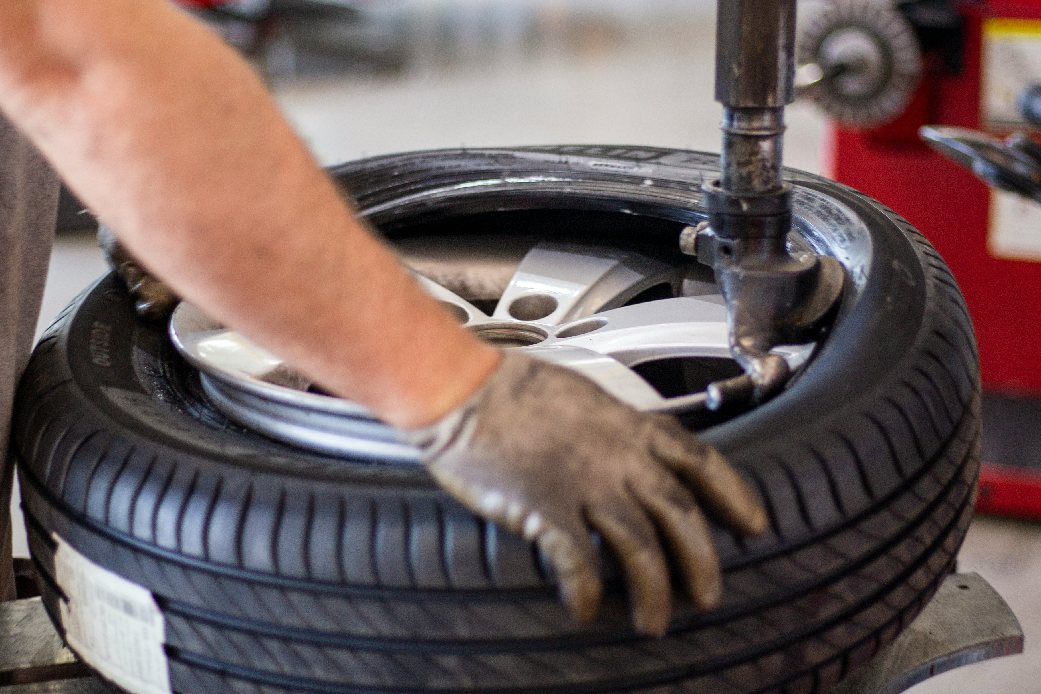 ສີດໍາກາກບອນ: ຄຸນລັກສະນະທີ່ມີຄຸນລັກສະນະແລະການນໍາໃຊ້ອຸດສາຫະກໍາທີ່ມີອຸດສາຫະກໍາ